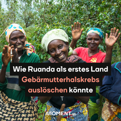 Vier Schwarze Frauen winken und lächeln in die Kamera. Sie stehen vor mehreren Bäumen. “Wie Ruanda als eines der ersten Länder Gebärmutterhalskrebs auslöschen könnte”