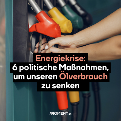 Eine Frauenhand hängt den Schlauch mit beiden Händen zurück in eine Zapfsäule. “Energiekrise: 6 politische Maßnahmen, um unseren Ölverbrauch zu senken
