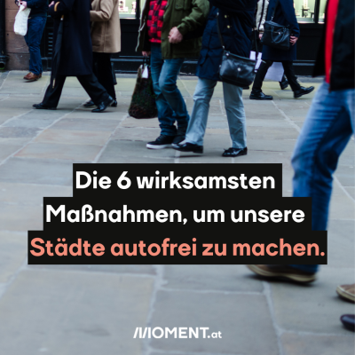 Ein Straßenpflaster in einer Stadt auf dem mehrere Fußgängerinnen gehen. “Die 6 wirksamsten Maßnahmen, um unsere Städte autofrei zu machen”