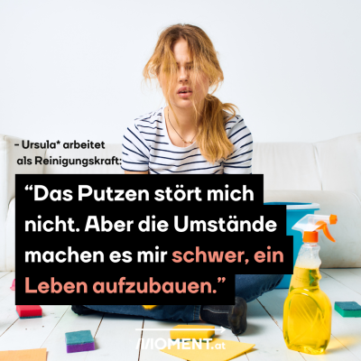 Eine Frau sitzt auf einem Fliesenboden. Um sie herum liegen Putzutensilien wie Schwämme und Reinigungsmittel. Die blonden Haare hängen ihr ins Gesicht, sie sieht erschöpft aus. “Ursula arbeitet als Reinigungskraft. ‘Das Putzen stört mich nicht. Aber die Umstände machen es schwer, ein Leben aufzubauen.’”