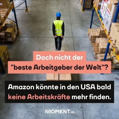  Ein Mann zieht einen Leiterwagen hinter sich her. Er hat einen blauen Helm auf eine gelbe Warnweste an. Es ist ein Arbeiter in einer Lagerhalle. “Doch nicht "der beste Arbeitgeber der Welt”? Amazon wird in den USA bald keine Arbeitskräfte mehr finden.”