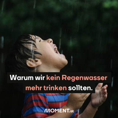 Ein kleiner Junge steht im Regen. Er hat den Mund nach oben gerichtet, um Regentropfen aufzufangen.