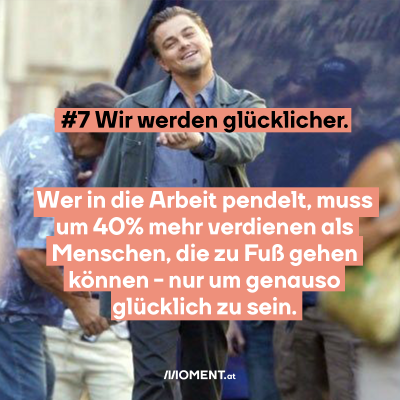 Leonardo Di Caprio geht auf die Kamera zu und lacht. Er hat den Kopf leicht geneigt. “#7 Wir werden glücklicher.”