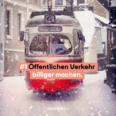 Eine alte rot-weiße Straßenbahn fährt im Schnee in eine Kurve. “#1 Öffentlichen Verkehr billger machen”