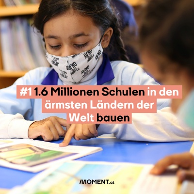Ein Schulmädchen schreibt in ein Buch. Davor: 1,6 Millionen Schulen in den ärmsten Ländern der Welt bauen.