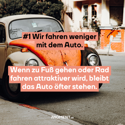  Ein alter, verrosteter Käfer steht am Straßenrand. “#1 Wir fahren weniger mit dem Auto. Wenn zu Fuß gehen oder Rad fahren attraktiver wird, bleibt das Auto öfter stehen.