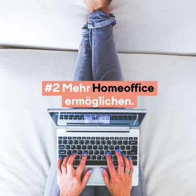 Eine Person hat einen Laptop auf den Oberschenkeln. Sie ist von oben fotografiert, man sieht nur, dass sie blau lackierte Fingernägel hat, Jeans trägt und auf einer Couch liegt. “#2 Mehr Homeoffice ermöglichen.”