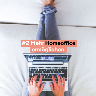  Eine Person hat einen Laptop auf den Oberschenkeln. Sie ist von oben fotografiert, man sieht nur, dass sie blau lackierte Fingernägel hat, Jeans trägt und auf einer Couch liegt. “#2 Mehr Homeoffice ermöglichen.”