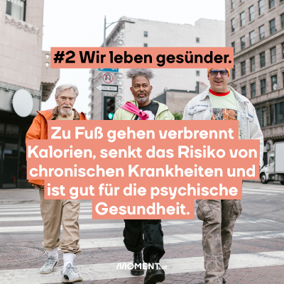 Ältere Männer gehen über einen Zebrastreifen. Sie tragen außergewöhnliche Kleidung und lachen in die Kamera. “#2 Wir leben gesünder. Zu Fuß gehen verbrennt Kalorien, senkt das Risiko von chronischen Krankheiten und ist gut für die psychische Gesundheit.