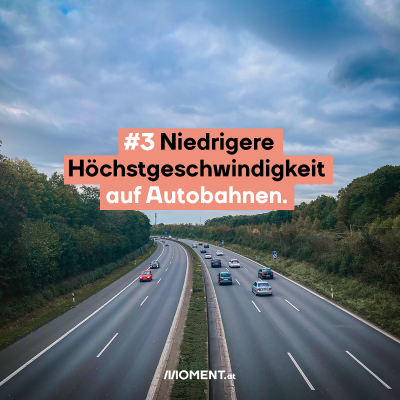 Eine Autobahn, auf der auf beiden Seiten mehrere Autos fahren. Daneben sind Bäume. Die Autobahn wurde von einem Übergang fotografiert. “#3 Niedrigere Höchstgeschwindigkeit auf Autobahnen.”