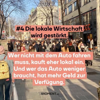 Die Mariahilfer Straße in Wien bei Sonnenschein. Viele Menschen gehen auf der Straße. “#4 Die lokale Wirtschaft wird gestärkt.