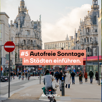 Man sieht eine sehr belebte Straße in einer Stadt. Menschen flanieren, daneben fahren einige Radfahrer*innen. Autos sind keine zu sehen. “#5 Autofreie Sonntage in Städten einführen.”