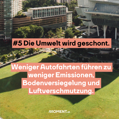 Ein großes Gebäude mit vielen Glasfenstern ist aus der Luft fotografiert. Davor ist eine große Gründlfäche, es sind auch viele Bäume rundherum zu sehen. “#5 Die Umwelt wird geschont.”