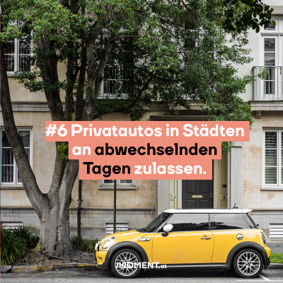 Ein gelbes Auto steht neben einem großen Baum vor einem Haus mit einer schwarzen Türe. Das Auto ist klein und hat nur 2 Türen. “#6 Privatautos in Städten an abwechselnden Tagen zulassen.”