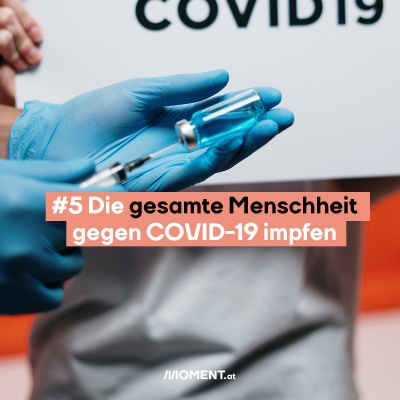 Ein Arzt hält eine Spritze. Davor: Die gesamte Menschheit gegen COVID-19 impfen.