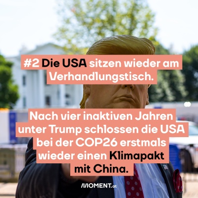 Ein Typ mit Donald Trump Maske