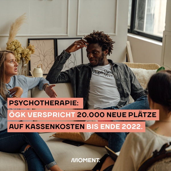 Eine Frau und ein Mann sitzen auf der Couch und reden mit einer Therapeutin. Davor: Psychotherapie. ÖGK verspricht 20.000 neue Plätze auf Kassenkosten bis Ende 2022.