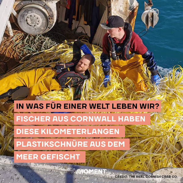Fischer liegen auf einem riesigen Haufen gelber Plastikschnüre auf ihrem Schiff