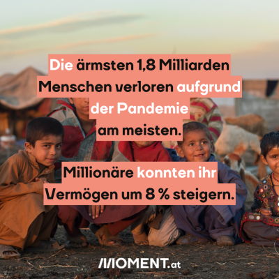 Mehrere Kinder sitzen nebeneinander in einem Camp. "Die ärmsten 1,8 Milliarden Menschen verloren aufgrund der Pandemie am meisten. Millionäre konnten ihr Vermögen um 8% steigern."