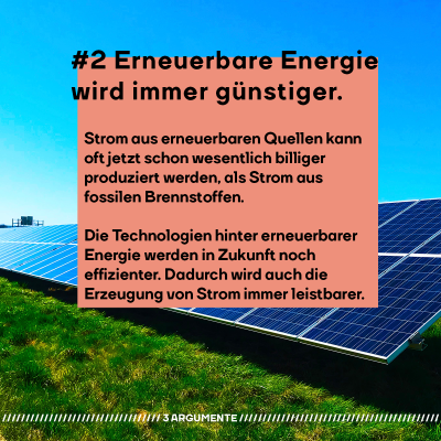 Solarmodule stehen auf grüner Wiese, im Hintergrund sieht man den blauen Himmel. "Erneuerbare Energie wird immer günstiger  Strom aus erneuerbarer Energie kann oft jetzt schon wesentlich billiger produziert werden.    Die Technologien hinter erneuerbarer Energie werden in Zukunft noch effizienter. Dadurch wird auch die Erzeugung von Strom immer leistbarer. Fossilen Brennstoffe werden langfristig nicht billiger."