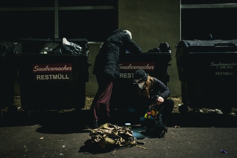 Dumpstern in Wien: Die erste Station, die ersten Mülltonnen eines Supermarktes 