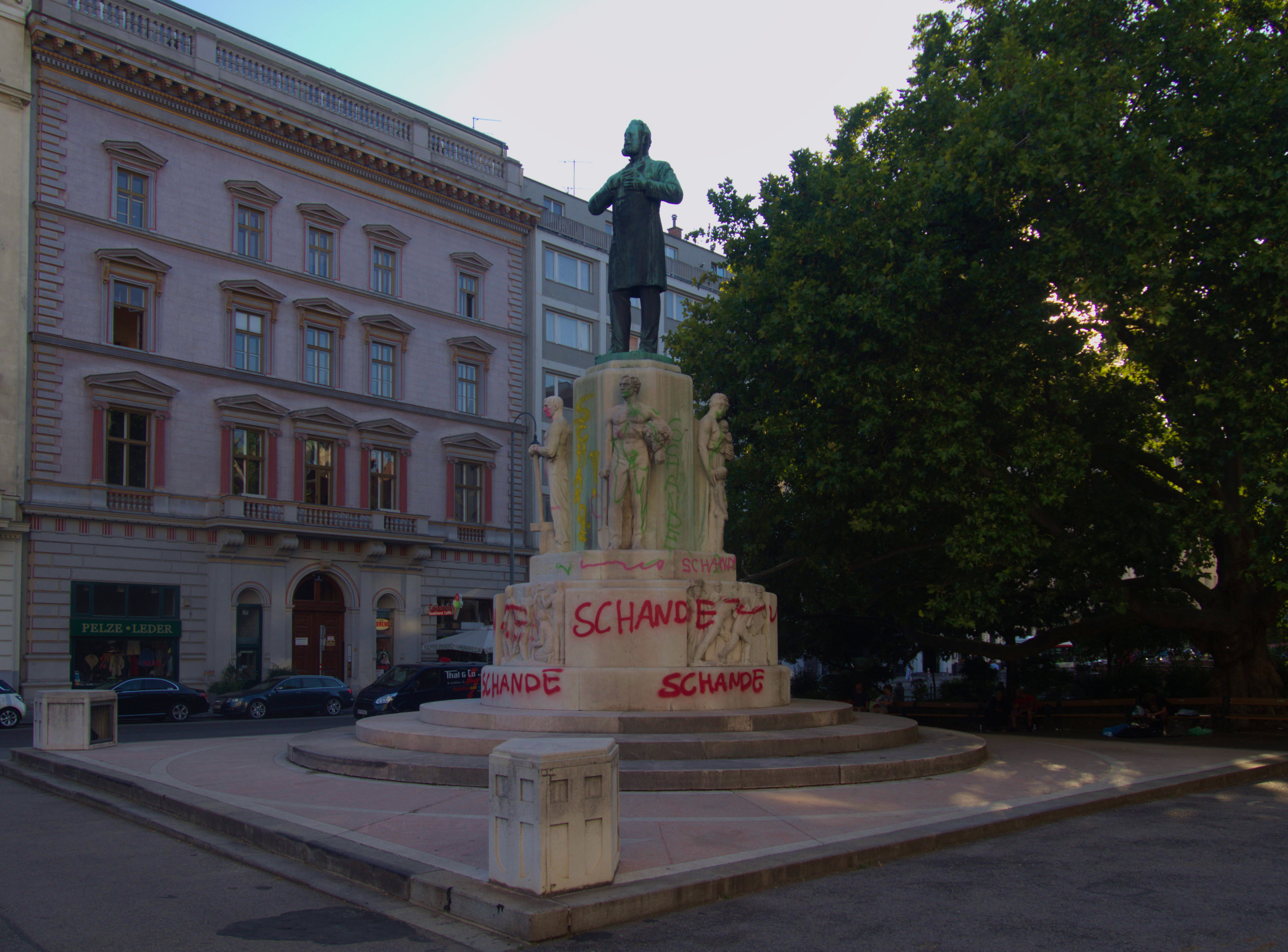 Das Karl-Lueger-Denkmal in Wien wurde besschmiert mit dem Wort "Schande".