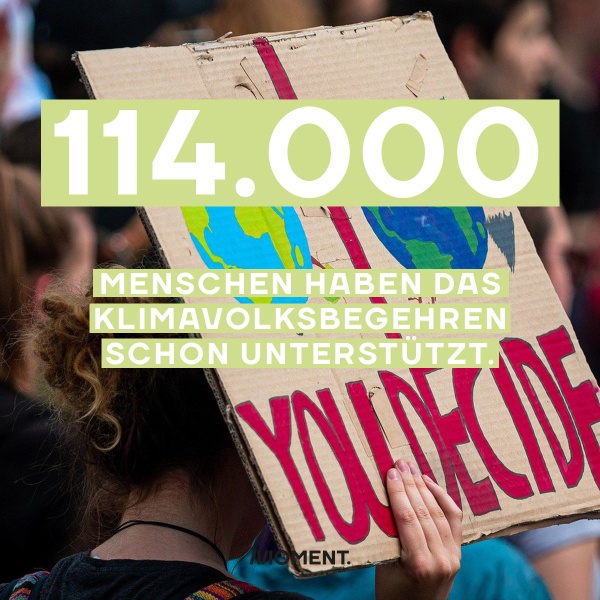 Shareable zeigt in Nahaufnahme ein Schild auf Klimademo, dass die Erderwärmung thematisiert. Text: 114.000 Menschen haben das Klimavolksbegehren schon unterstützt.
