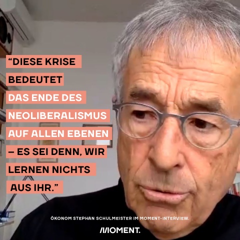 Der Ökonom Stefan Schulmeister ist Teilnehmer einer Videokonferenz und sein Gesicht ist in Großaufnahme zu sehen. Text: "Diese Krise bedeutet das Ende des Neoliberalismus auf allen Ebenen - es sei denn, wir lernen nichts aus ihr."