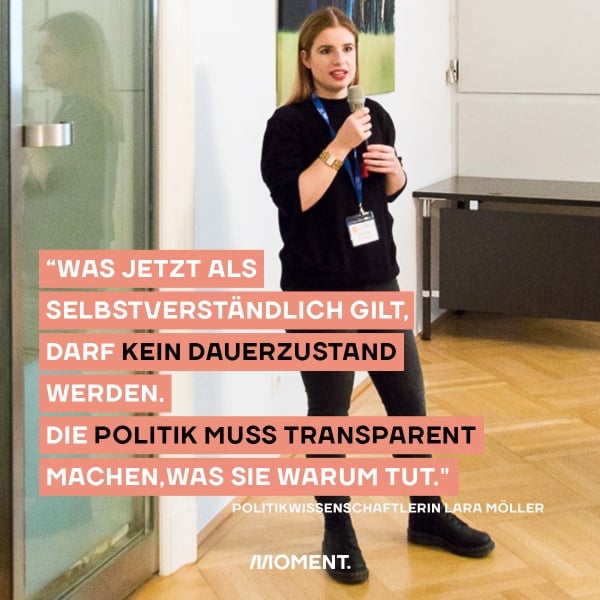 "Was jetzt als selbstverständlich gilt, darf kein Dauerzustand werden", Politologin Lara Möller. Sie ist mit einem Mikro in der Hand abgebildet.