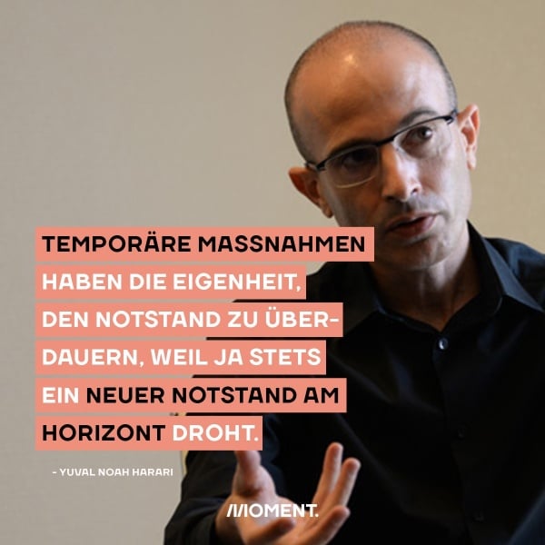 Porträt von Yuval Noah Harari. Zitat:Temporäre Maßnahmen haben die Eigenheit, den Notstand zu überdauern, weil ja stets ein neuer Notstand am Horizont droht.