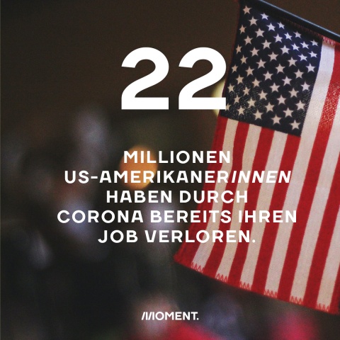 Stars and Stripes Flagge im Hintergrund: Text: 22 Millionen US-AmerikanerInnen haben durch Corona bereits ihren Job verloren.