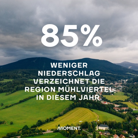 Kein Regen im Mühlviertel - Luftaufnahme zeigt Äcker, Wiesen und Wälder des oberösterreichischen Mühlviertels. Text: 85 Prozent weniger Niederschlag verzeichnet die Region Mühlviertel in diesem Jahr.