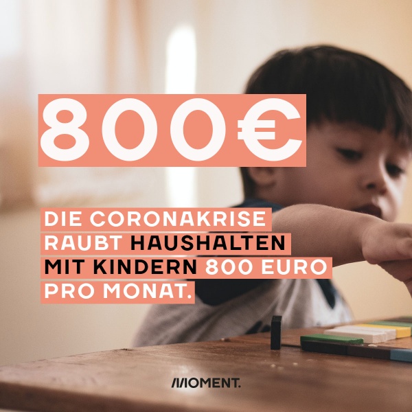 Ein kleiner Bub spielt an einem Tisch sitzend. Text: 800 Euro kostet die Coronakrise betroffene Haushalte mit Kindern.