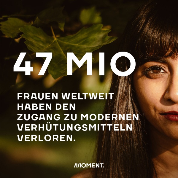 47 Millionen Frauen weltweit haben aufgrund der Corona-Krise den Zugang zu modernen Verhütungsmitteln verloren. Bild zeigt das Gesicht einer Frau mit Nasenpiercing vor grünem Hintergrund.