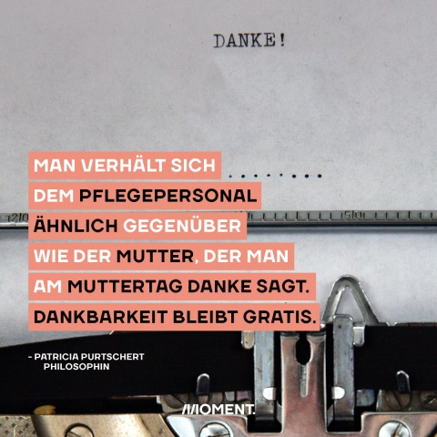 Shareable zeigt in Nahaufnahme eine Blatt Papier auf das mit einer Schreibmaschine "Danke" geschrieben wurde. Text: Man verhält sich dem Pflegepersonal gegenüber ähnlich wie der Mutter, der man am Muttertag Danke sagt. Dankbarkeit bleibt gratis.