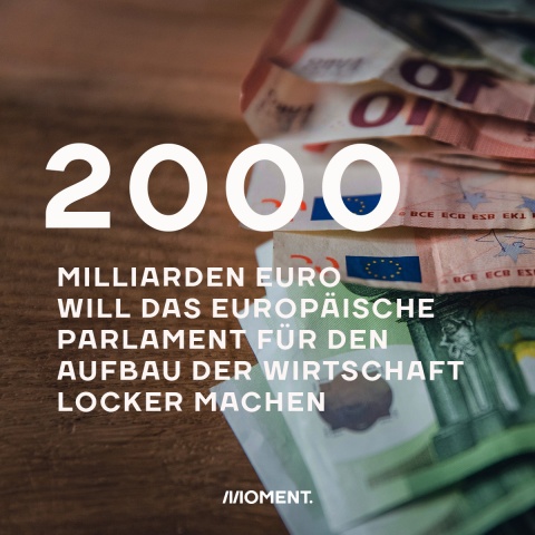 Auf einem Tisch liegen mehrere zerknitterte Geldscheine. Zahl des Tages: 2000 Milliarden Euro will das Europäische Parlament für den Aufbau der Wirtschaft locker machen.