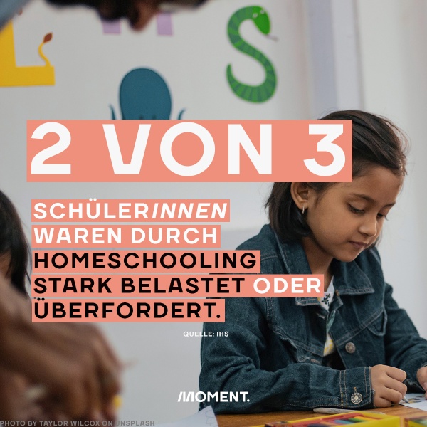 Zu sehen ist ein Kind, das konzentriert in einem Heft liest. Text: 2 von 3 SchülerInnen waren durch Homeschooling stark belastet oder überfordert.