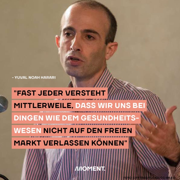 Yuval Noah Harari gestikuliert. Zitat: "Fast jeder versteht mittlerweile, dass wir uns bei Dingen wie dem Gesundheitswesen nicht auf den freien Markt verlassen können."