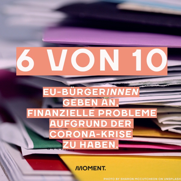 Zu sehen ist ein Aktenberg. Zahl des Tages: 6 von 10 EU-BürgerInnen geben an, finanzielle Probleme aufgrund der Corona-Krise zu haben.