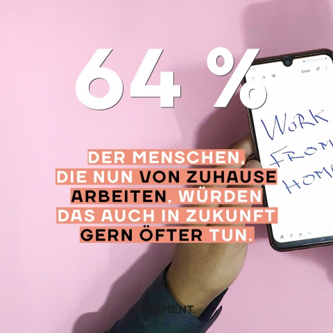 64% würden auch künftig gern mehr im Homeoffice sein. Foto zeigt ein Smartphone auf dessen Bildschirm "work from home" gekritzelt steht.