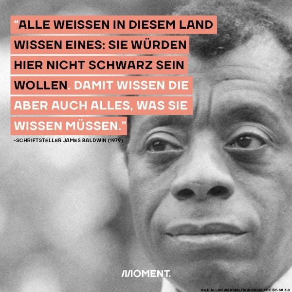 Shareable zeigt eine Nahaufnahme des US-amerikanischen Autors James Baldwin. Text: "Alle Weißen in diesem Land wissen eines: Sie würden nicht hier schwarz sein wollen. Damit wissen die aber auch alles, was sie wissen müssen."