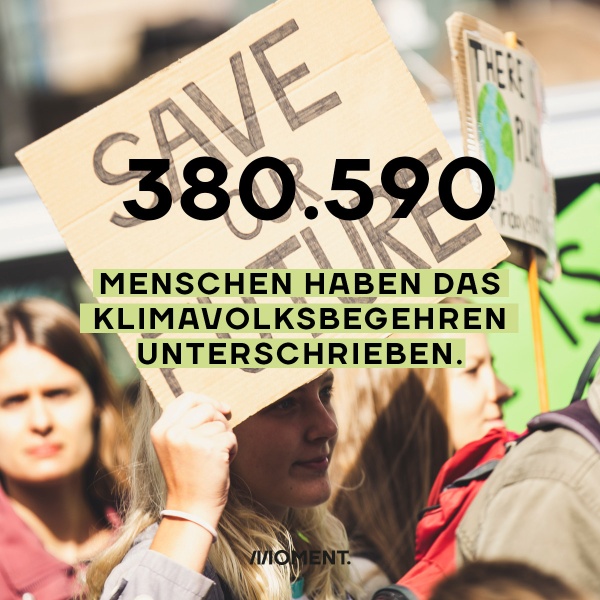 Foto zeigt eine Demonstration für Klimaschutz, Protestierende halten selbstgebastelte Schilder in die Höhe. Text: 380.590 Menschen haben das Klimavolksbegehren unterschrieben.