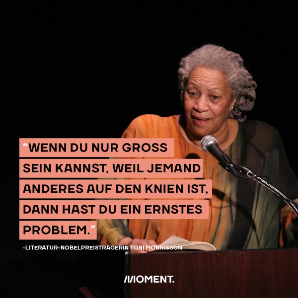 Toni Morrisson spricht in ein Mikrofon. Zitat: "Wenn du nur groß sein kannst weil jemand anderes auf den Knien ist, dann hast du ein ernstes Problem."