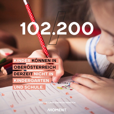 Zu sehen ist eine Volksschülerin, die konzentriert an einer Aufgabe arbeitet. Text: 102.200 Kinder können in Oberösterreich derzeit nicht in Kindergarten und Schule.