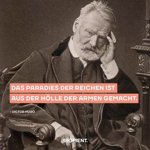 Victor Hugo sitzt grimmig dreinblickend auf einem Sessel, den Kopf auf dem Arm abgestützt. Zitat: Das Paradies des Reichen ist aus der Hölle der Armen gemacht.