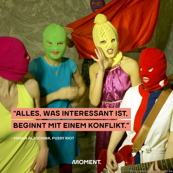 Foto von Pussy Riot mit charakteristischen bunten Strickmasken. Text: "Alles, was interessant ist, beginnt mit einem Konflikt".