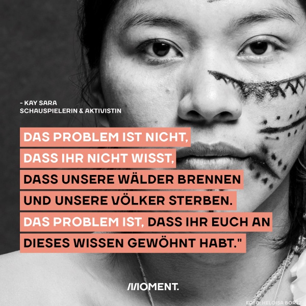 Schwarz-weiß Porträt der Schauspielerin und Aktivistin Kay Sara: "Das Problem ist nicht, dass ihr nicht wisst, dass unsere Wälder brennen und unsere Völker sterben. Das Problem ist, dass ihr euch an dieses Wissen gewöhnt habt."