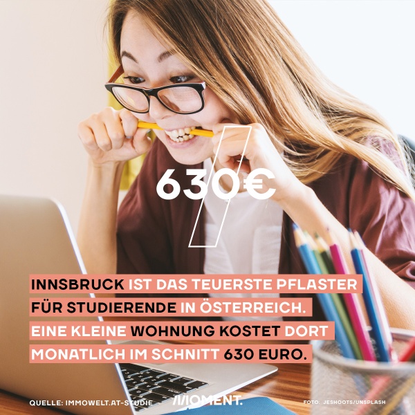 Eine Studentin sitzt vor ihrem Laptop und beißt angespannt auf einem Stift herum. Text: Innsbruck ist das teuerste Pflaster für Studierende in Österreich. Eine kleine Wohnung kostet dort monatlich im Schnitt 630€.