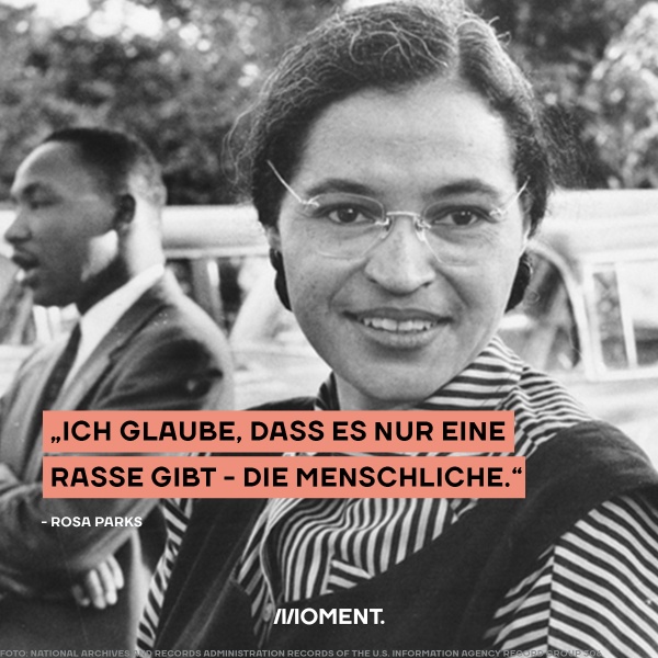 Schwarz-weiß Foto von Rosa Parks mit Brille: "Ich glaube, dass es nur eine Rasse gibt - die menschliche."