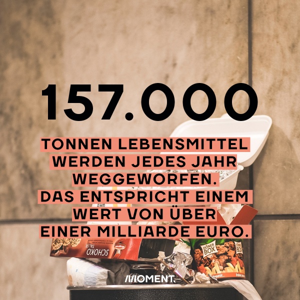 Eine Mülltonne quillt über. Der Text sagt 157.000 Tonnen Lebensmittel werden jedes Jahr weggeschmissen. 